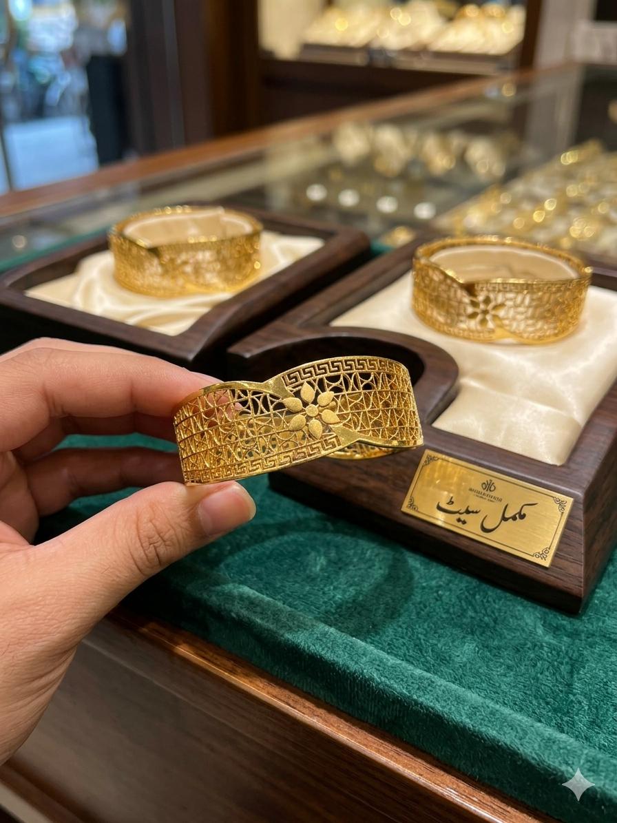 Elegant Floral Lattice Gold Bracelet
