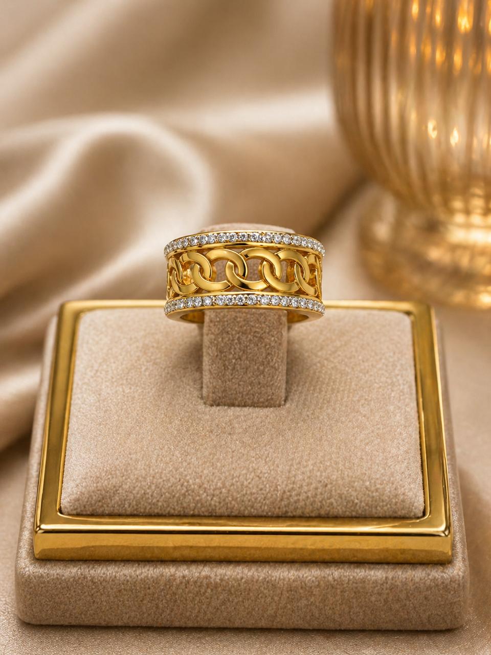 Elegant Interlocking Chain Gold Ring