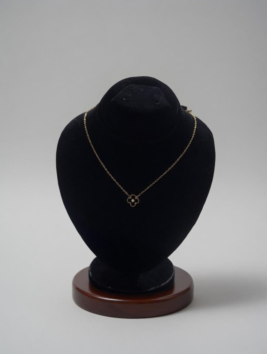 Elegant Gold Floral Pendant Necklace
