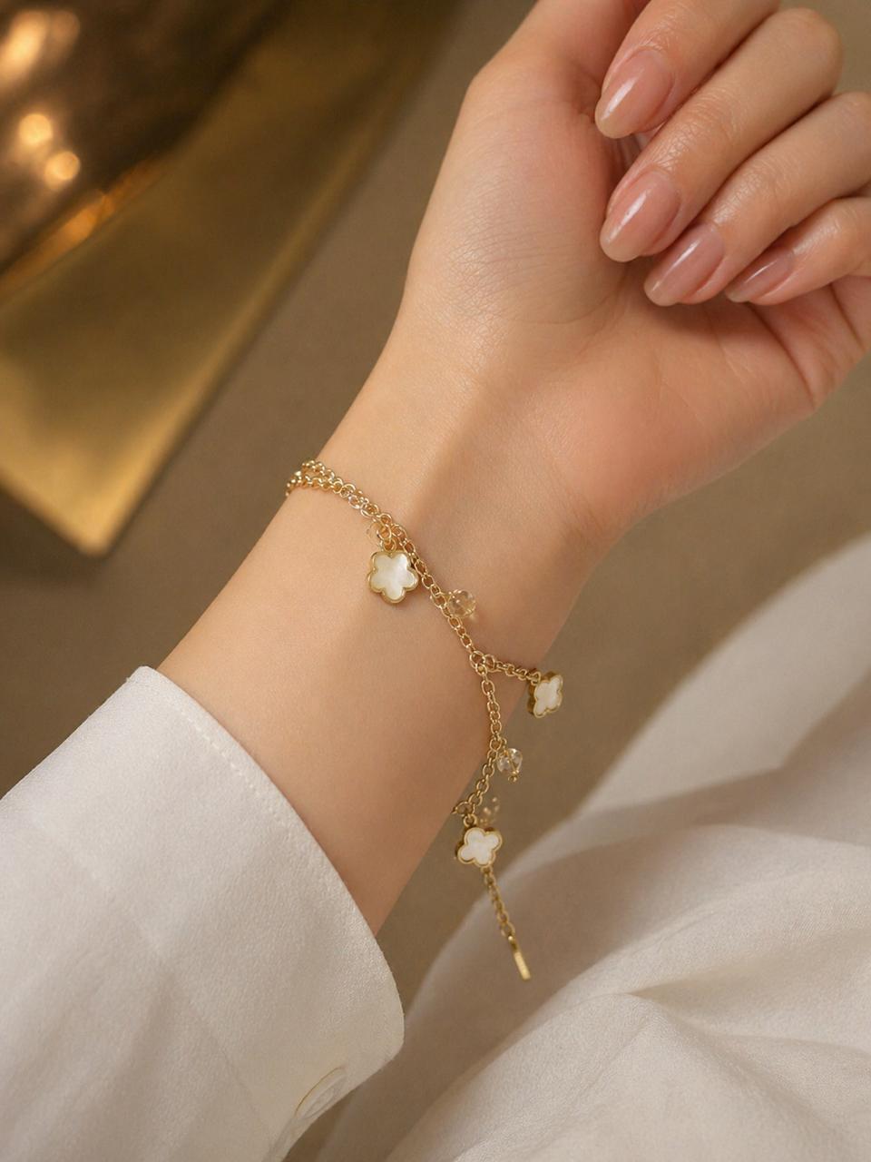 Elegant Gold Clover Charm Bracelet – Delicate Floral Adjustable Chain for Women