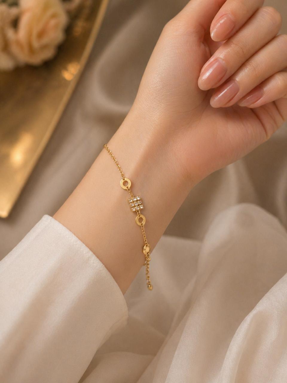 Elegant Gold Crystal Charm Bracelet for Women – Adjustable Minimalist Jewelry Gift