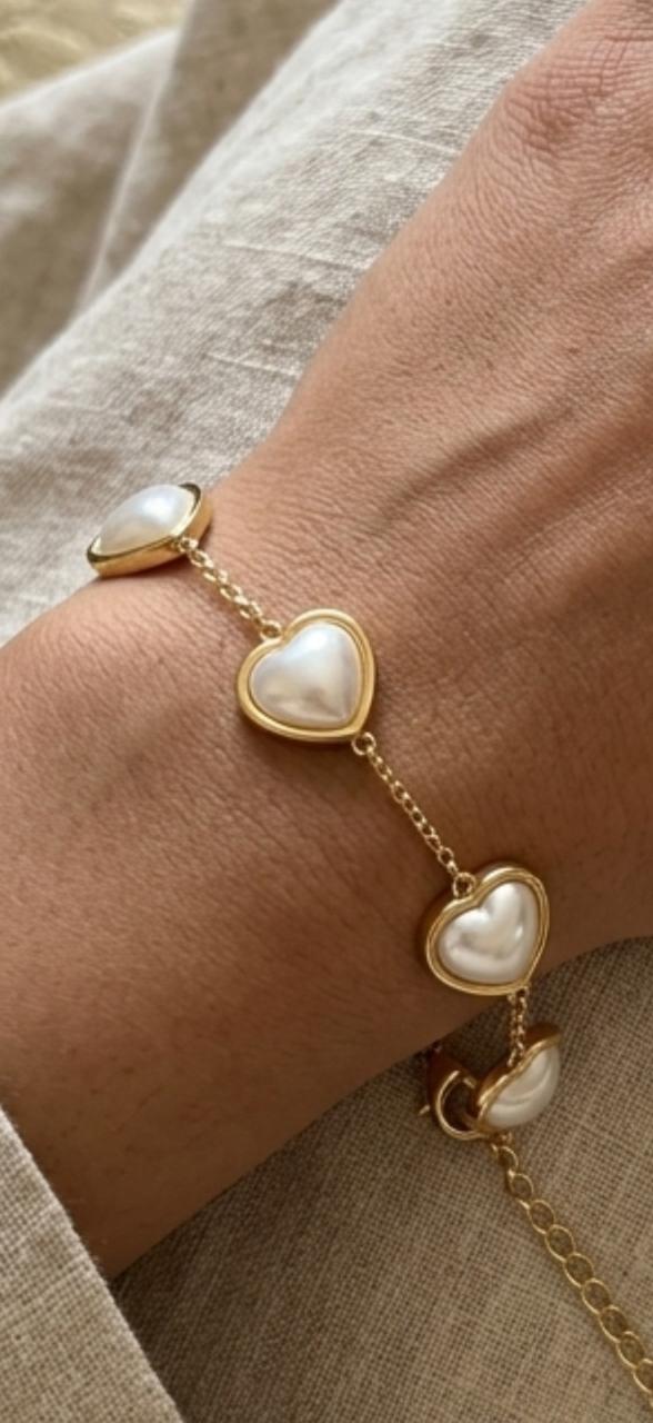 Elegant Gold Heart Charm Bracelet with Pearl Inlay