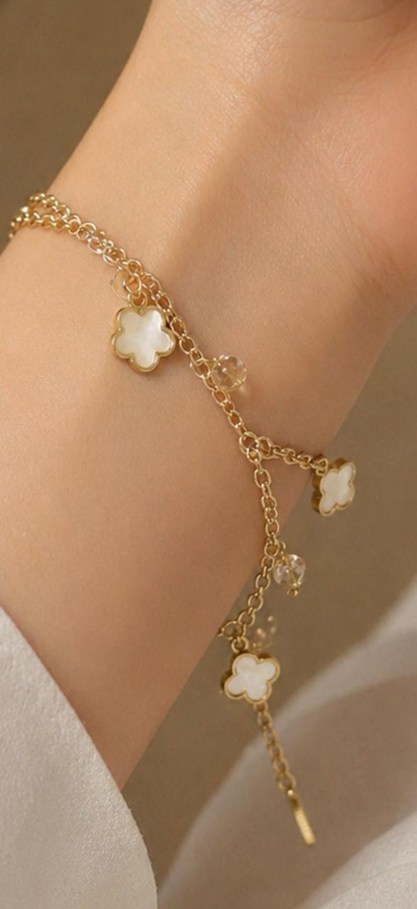 Elegant Gold Clover Charm Bracelet – Delicate Floral Adjustable Chain for Women