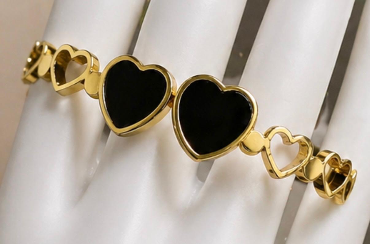 Elegant Gold & Black Heart Charm Bracelet