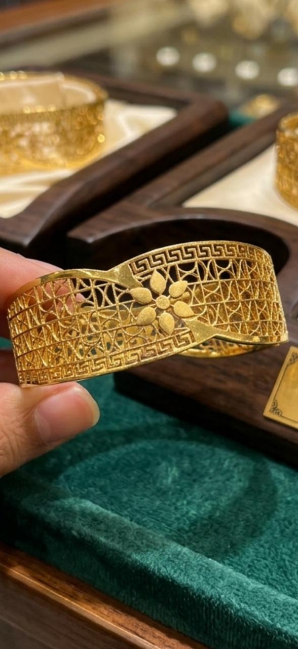 Elegant Floral Lattice Gold Bracelet
