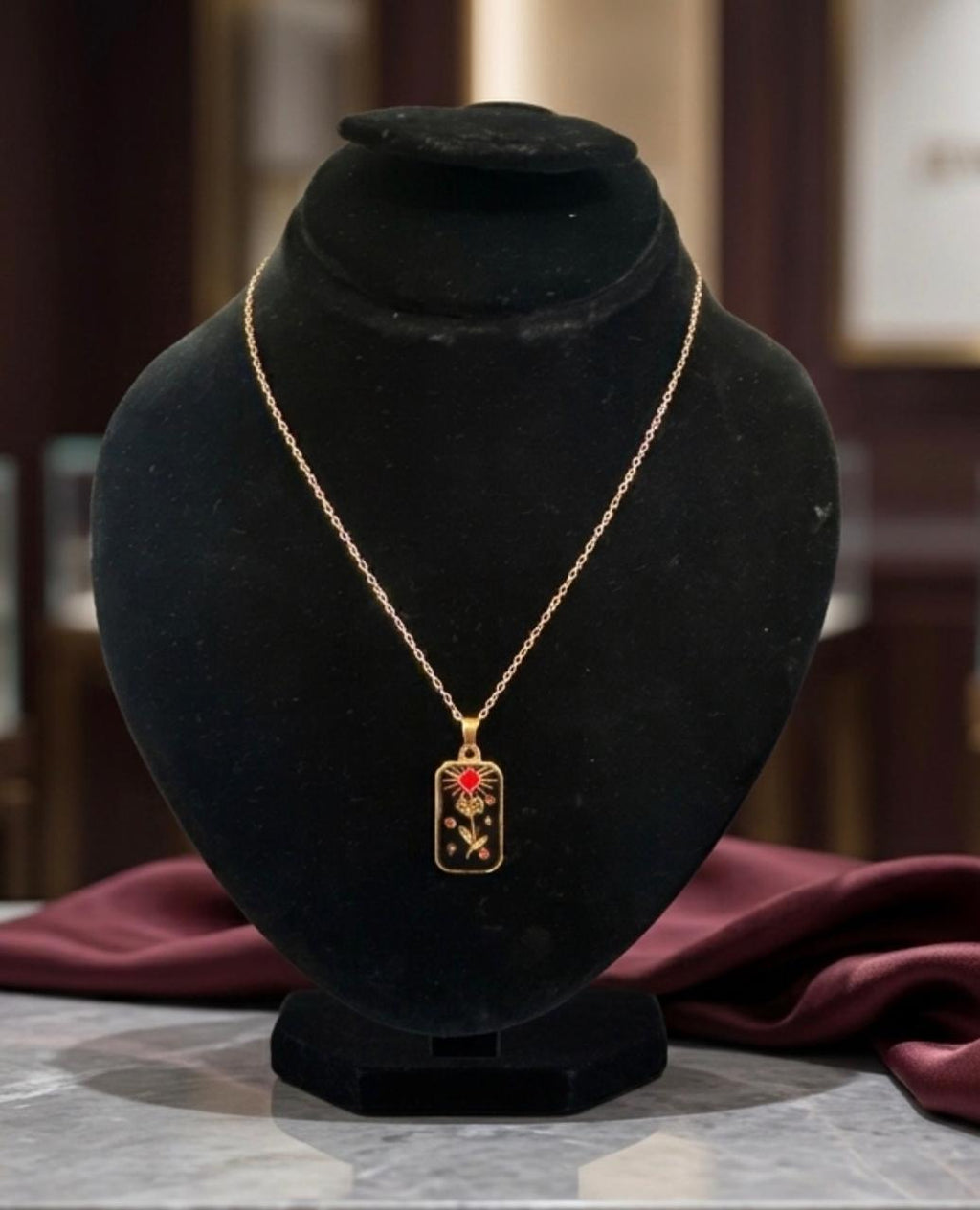 Elegant Gold Oval Pendant Necklace