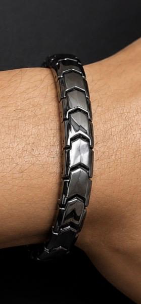 Geometric Link Statement Bracelet (golden & black)