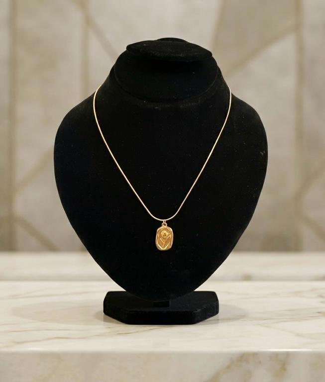 Elegant Gold Oval Pendant Necklace
